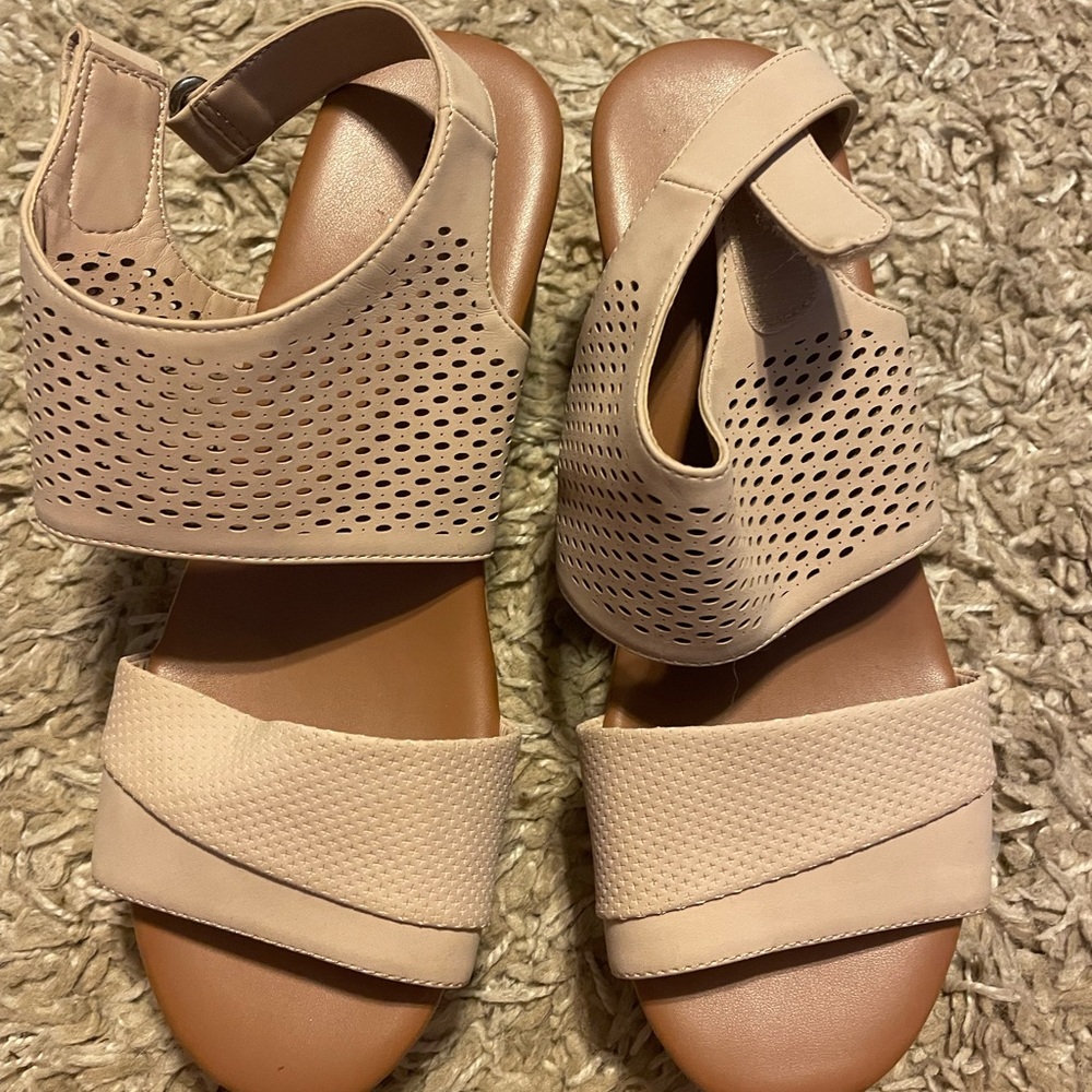 Indigo Rd. brand platforms! Size 7, barely worn and in great condition!